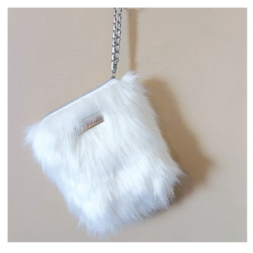 FLAS SALE 💥 HUDA Beauty Bag White Fur Winter Bucket Bag Icy White - Limited NEW